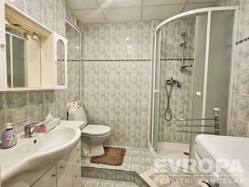 Salle de bain; carrelage, rénové, lumière naturelle, style moderne