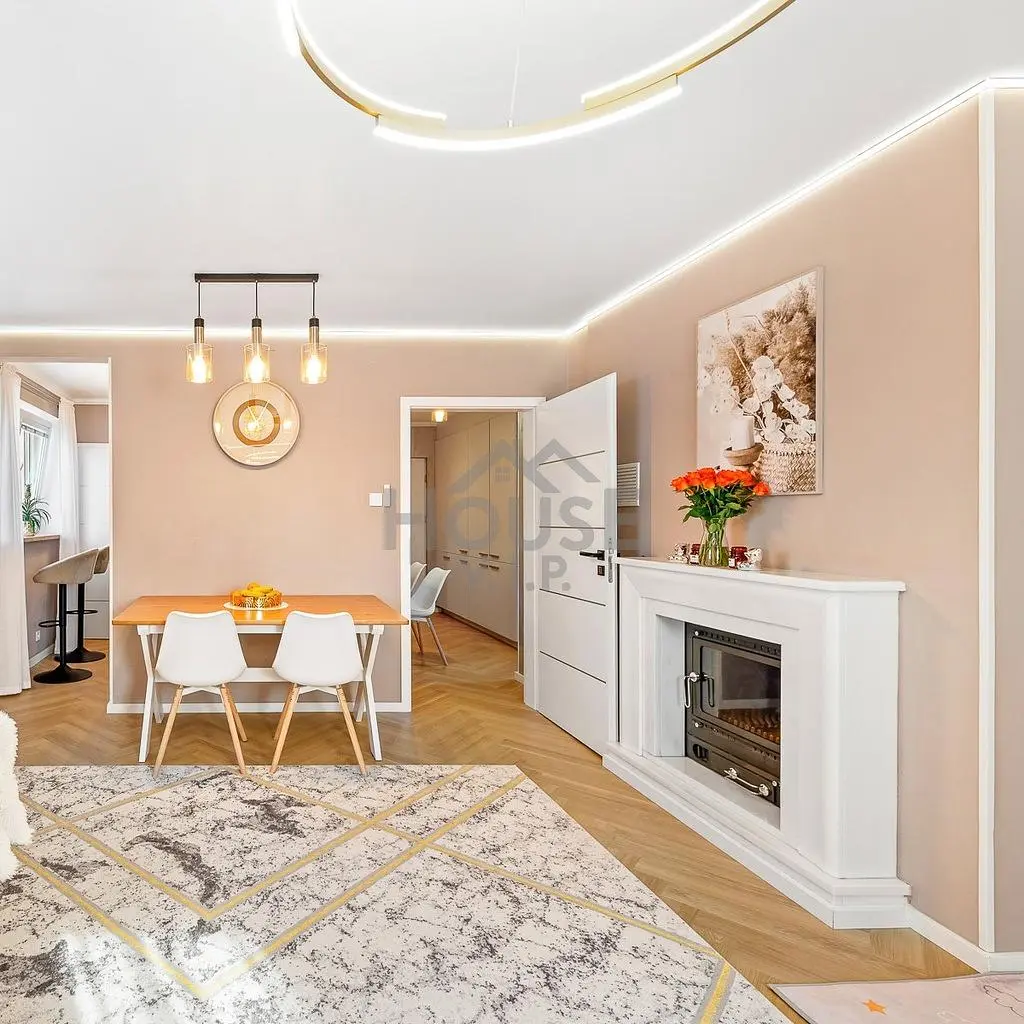 Salon; cheminée, lumière naturelle, style moderne, rénové