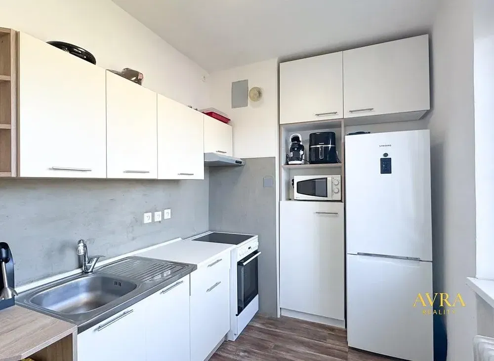 Küche; küchengeräte, fliesenboden, renoviert, tageslicht, moderner stil