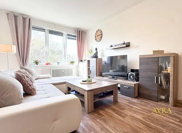 Wohnzimmer; tageslicht, holzboden, moderner stil, blick