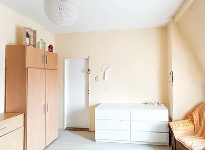Quarto; chão de madeira, estilo moderno, luz natural