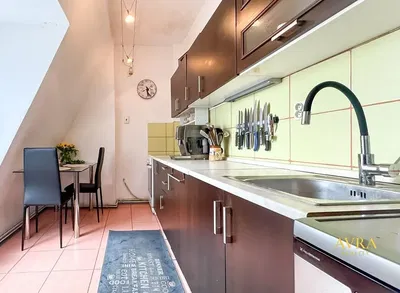 Küche; küchengeräte, fliesenboden, tageslicht, moderner stil