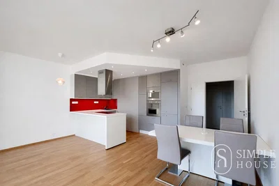Küche; küchengeräte, moderner stil, holzboden, tageslicht