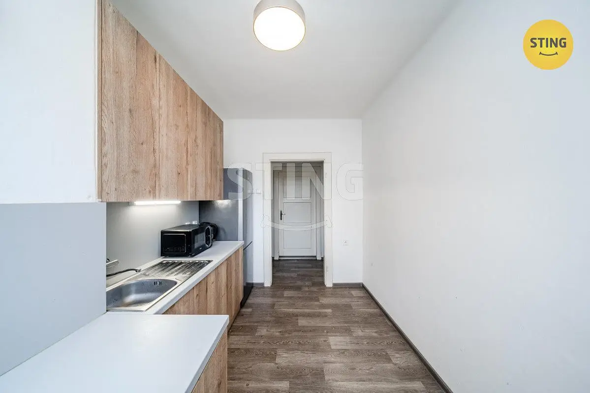 Küche; küchengeräte, holzboden, renoviert, tageslicht