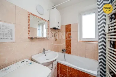 Badezimmer; warmwasserbereiter, fliesenboden, renoviert, tageslicht
