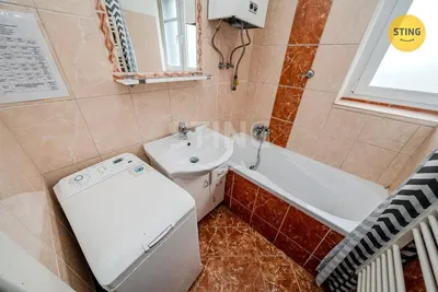 Badezimmer; fliesenboden, warmwasserbereiter, renovierungsbedürftig