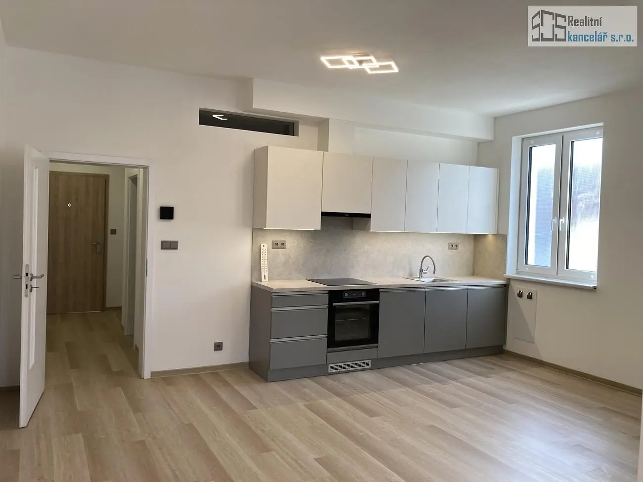Cucina; elettrodomestici, luce naturale, stile moderno