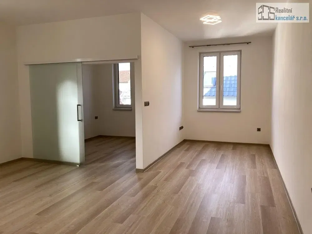 Camera da letto; luce naturale, pavimento in legno, ristrutturato