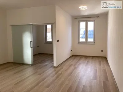 Camera da letto; luce naturale, pavimento in legno, ristrutturato