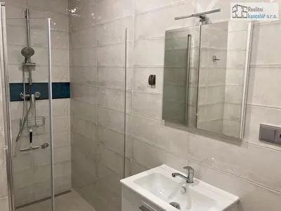 Bagno; pavimento in piastrelle, ristrutturato, luce naturale, stile moderno