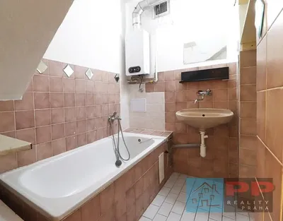Badezimmer; warmwasserbereiter, fliesenboden, fliesenboden