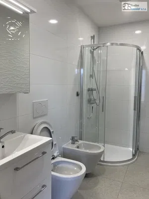 Bagno; pavimento in piastrelle, ristrutturato, luce naturale, stile moderno