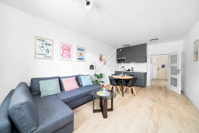 Woonkamer; moderne stijl, houten vloer, natuurlijk licht