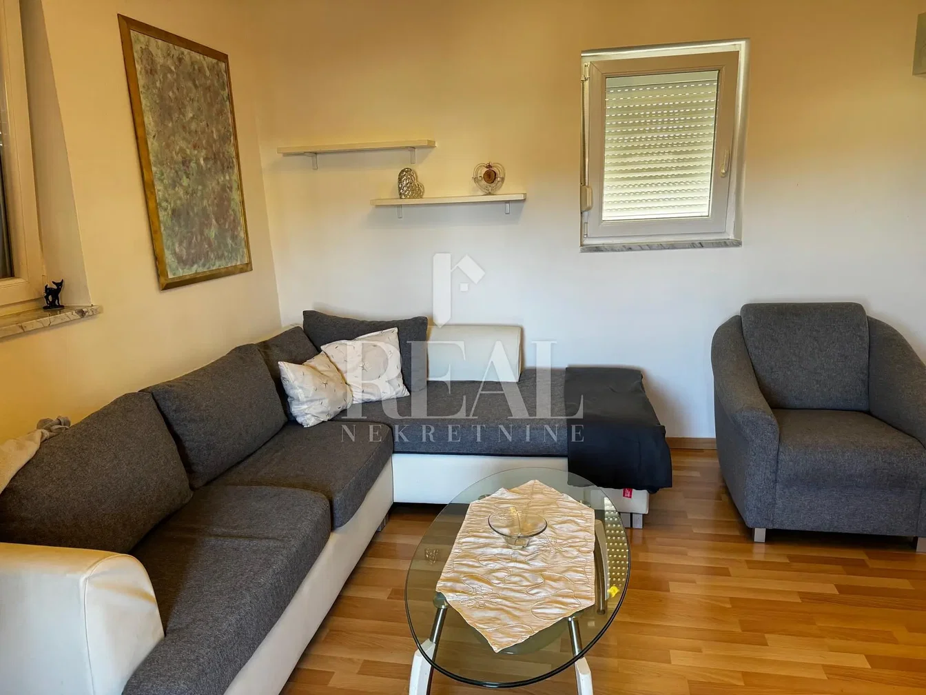 Wohnzimmer; holzboden, tageslicht, moderner stil