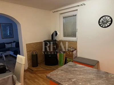 Wohnzimmer; kamin, holzboden