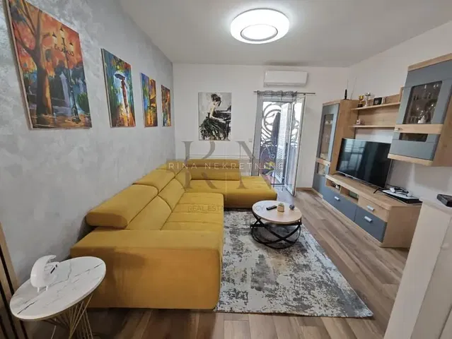 Σαλόνι; μοντέρνο στυλ, ξύλινο πάτωμα, φυσικό φως