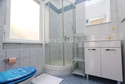 Salle de bain; carrelage, lumière naturelle, rénové