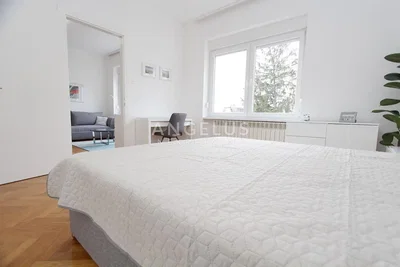 Chambre; lumière naturelle, parquet, style moderne