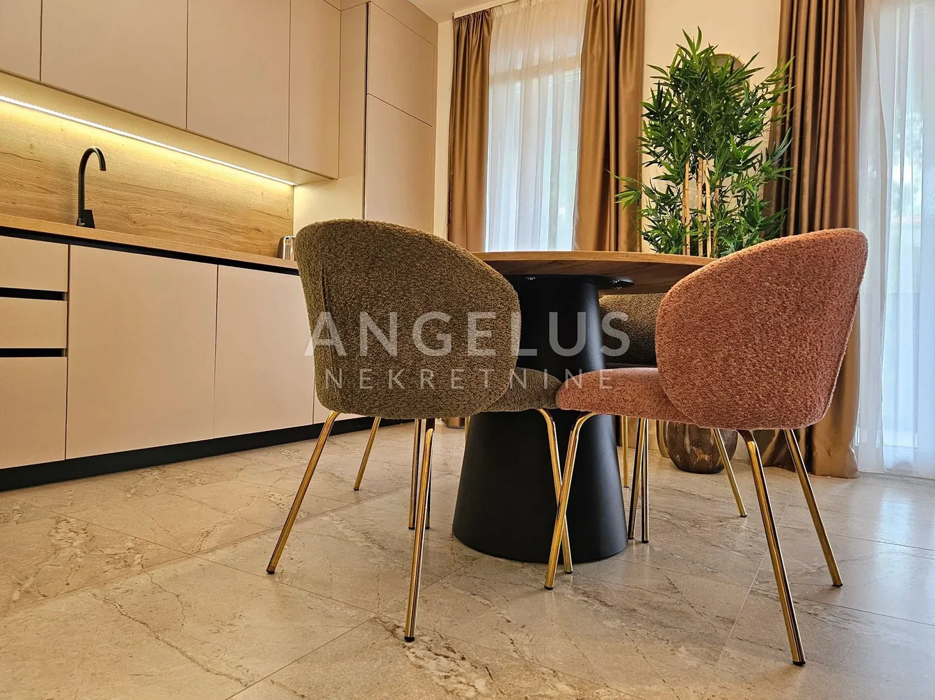 Kuhinja; moderni stil, prirodno svjetlo, renoviran