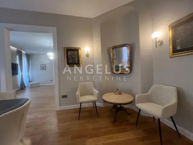 Salon; style moderne, parquet, lumière naturelle