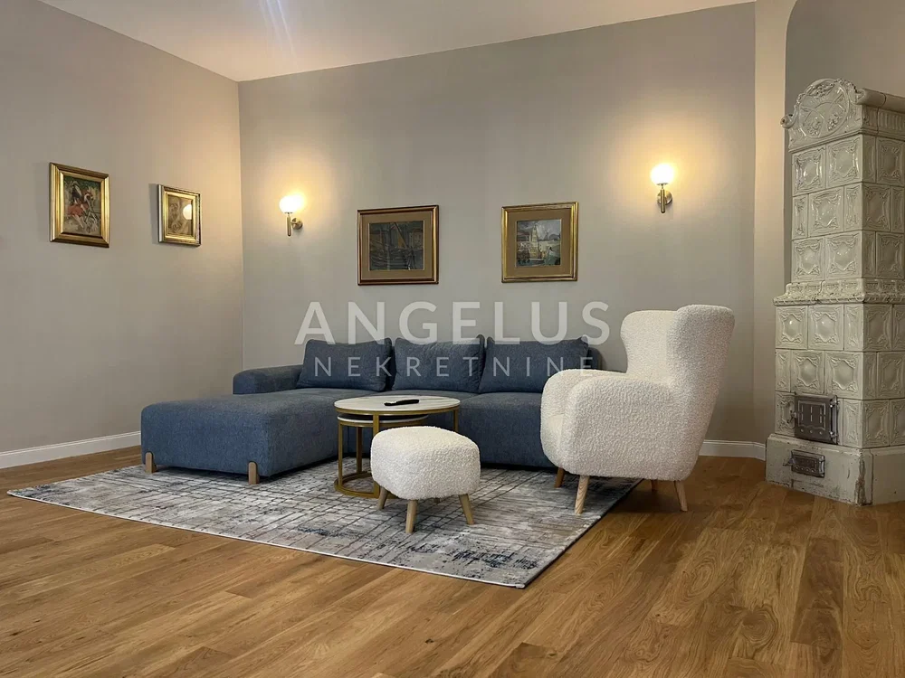 Wohnzimmer; kamin, holzboden, moderner stil