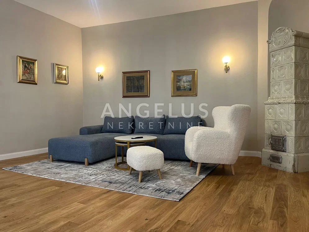 Wohnzimmer; kamin, holzboden, moderner stil