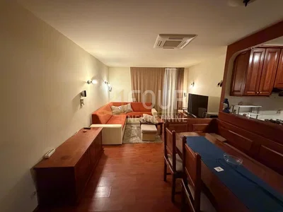 Дневна соба; дрвени под, модерни стил