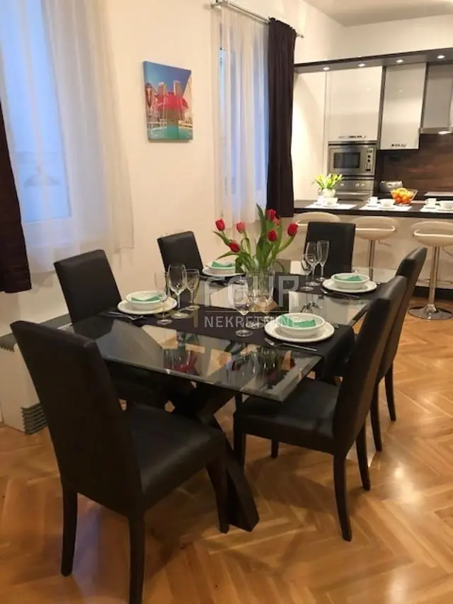 Esszimmer; holzboden, tageslicht, moderner stil