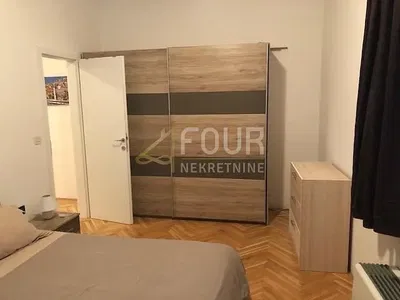 Schlafzimmer; holzboden, tageslicht