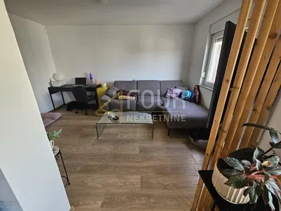 Σαλόνι; ξύλινο πάτωμα, φυσικό φως