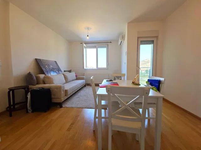 Σαλόνι; ξύλινο πάτωμα, φυσικό φως