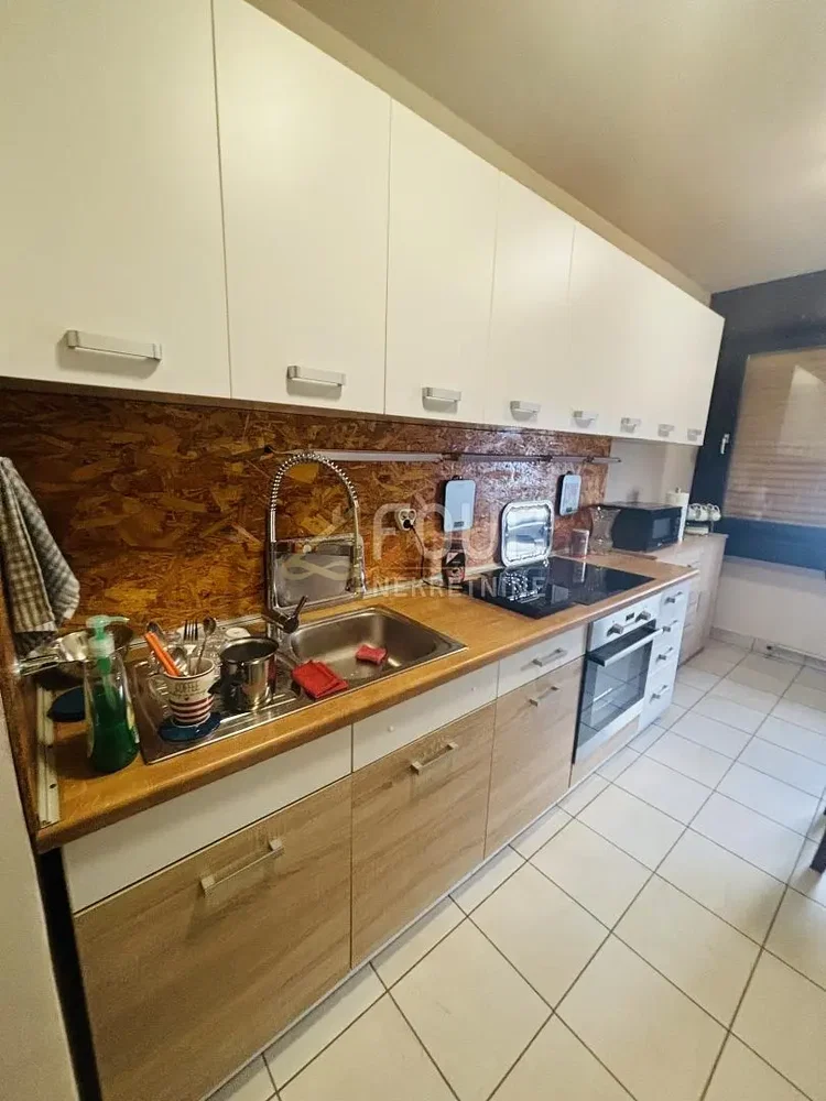 Кухиња; кухињски апарати, плочице, природно светло