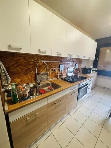 Kuchnia; sprzęt kuchenny, podłoga z płytek, światło dzienne
