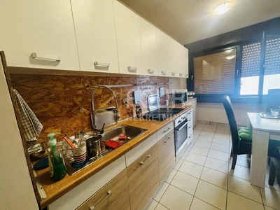 Кухиња; кухињски апарати, плочице, природно светло