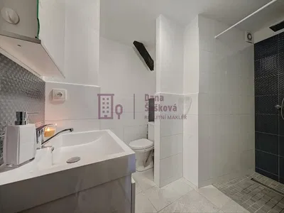 Badezimmer; fliesenboden, renoviert, tageslicht, moderner stil