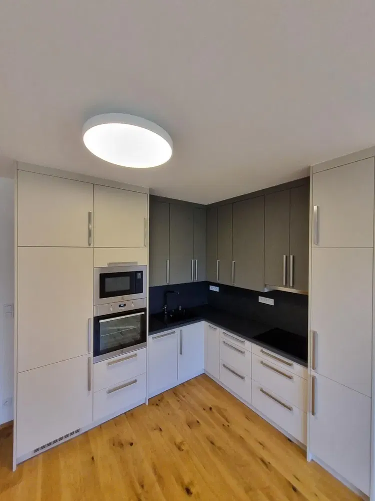 Küche; küchengeräte, holzboden, renoviert, tageslicht
