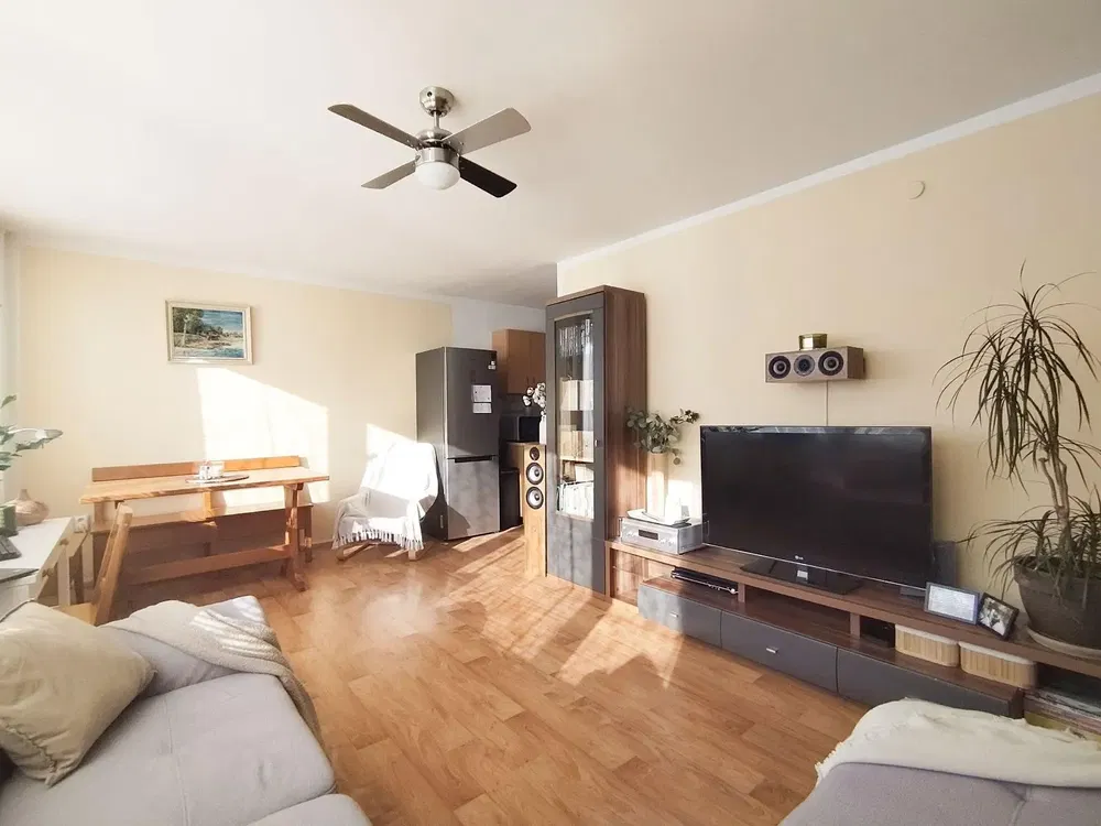 Wohnzimmer; tageslicht, holzboden, moderner stil