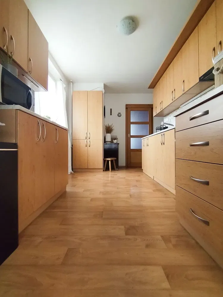 Küche; küchengeräte, holzboden, tageslicht