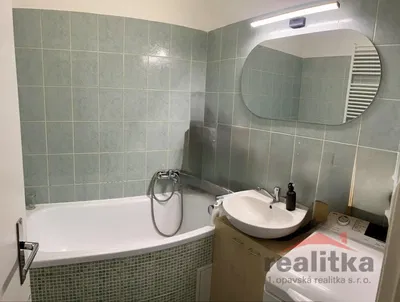 Badezimmer; fliesenboden, renoviert, tageslicht, moderner stil