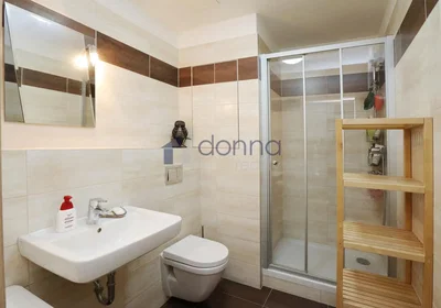 Badezimmer; fliesenboden, renoviert, tageslicht, moderner stil