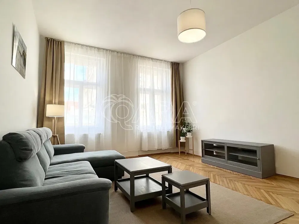 Wohnzimmer; tageslicht, moderner stil, holzboden