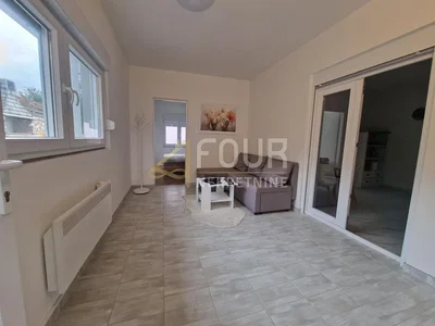 Dnevna soba; pločice, prirodno svjetlo, moderni stil