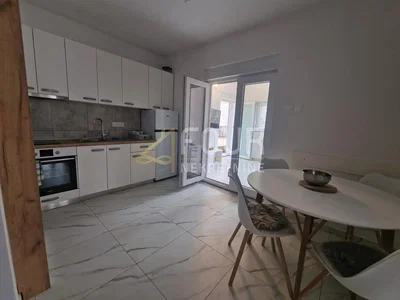 Kuhinja; pločice, kuhinjski aparati, prirodno svjetlo