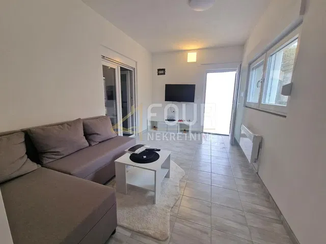 Σαλόνι; πλακάκια, φυσικό φως