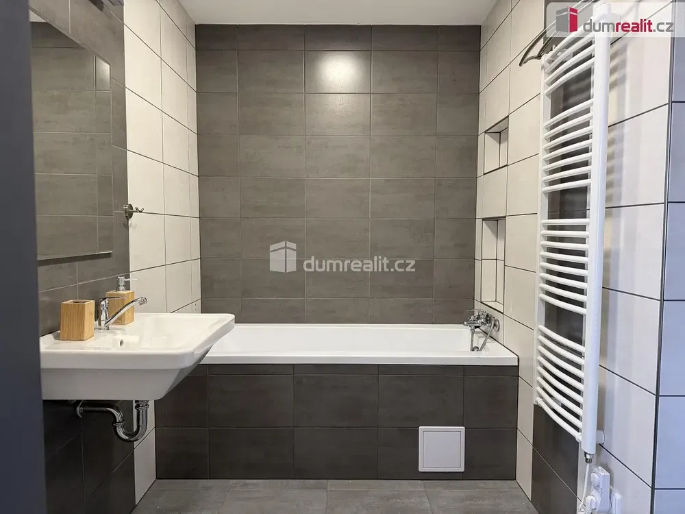 Banyo; fayans zemin, tadilatlı, doğal ışık, modern stil
