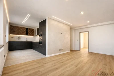 Cocina; suelo de baldosas, suelo de madera, renovado, luz natural