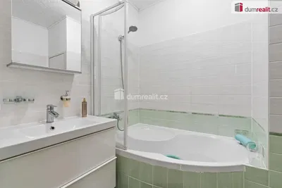 Badezimmer; fliesenboden, renoviert, tageslicht, moderner stil