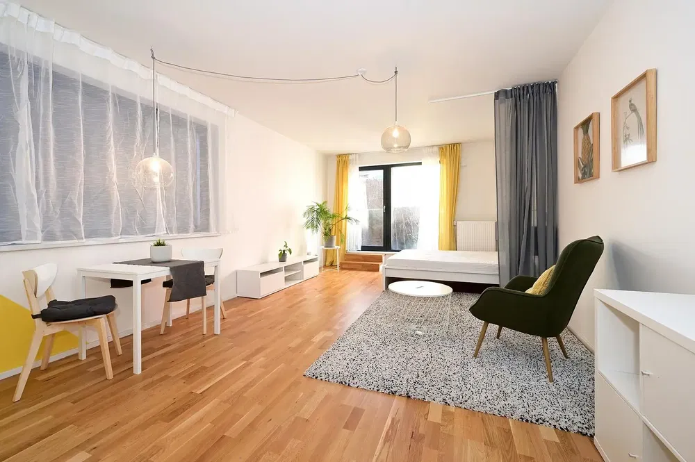 Wohnzimmer; holzboden, tageslicht, moderner stil