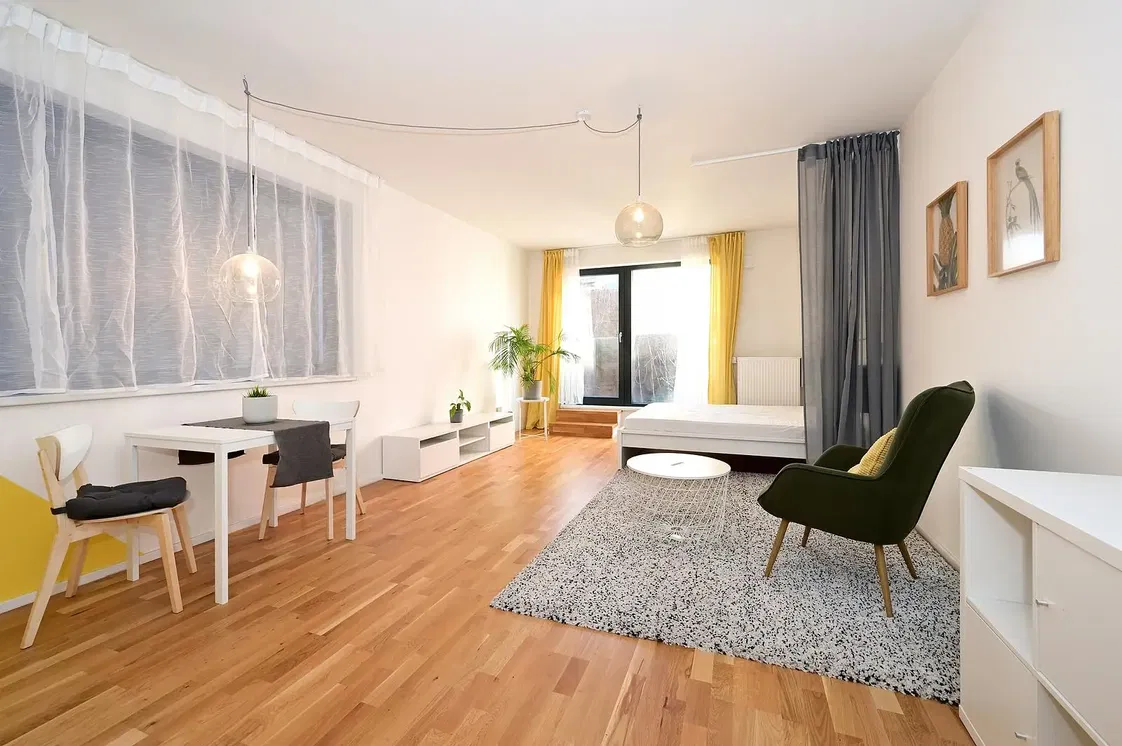 Wohnzimmer; holzboden, tageslicht, moderner stil