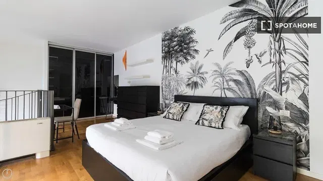 Camera da letto; pavimento in legno, luce naturale, stile moderno